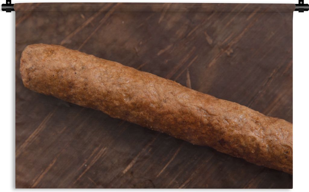 MuchoWow Wandteppich Wandbehang Ein leckerer Frikandel auf einem hölzernen Hintergrund 90x60 cm Tapisserie Dekoration Wandtuch - Wandskulpturen ...