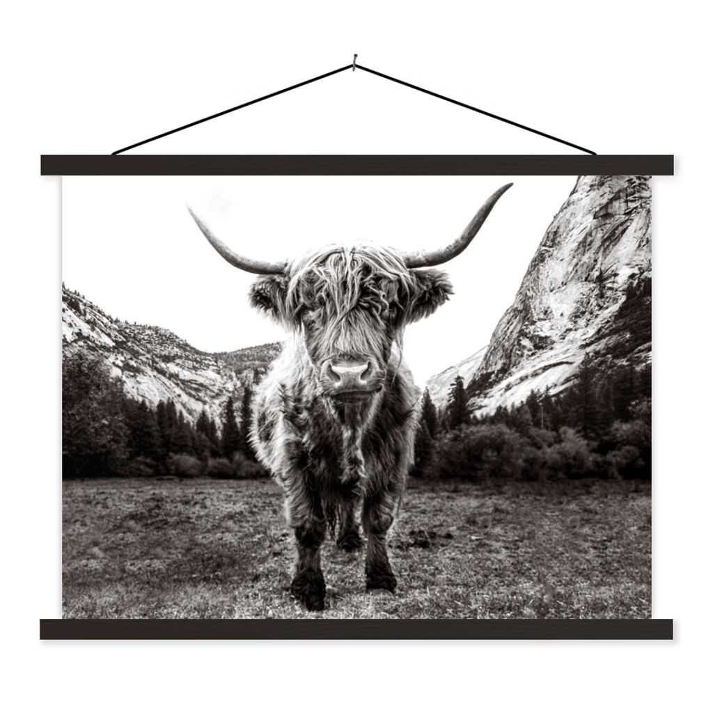 MuchoWow Textilposter Berg - Schwarz - Weiß - Schottischer Highlander 150x113 cm mit holzfarbenen Rahmen - Poster