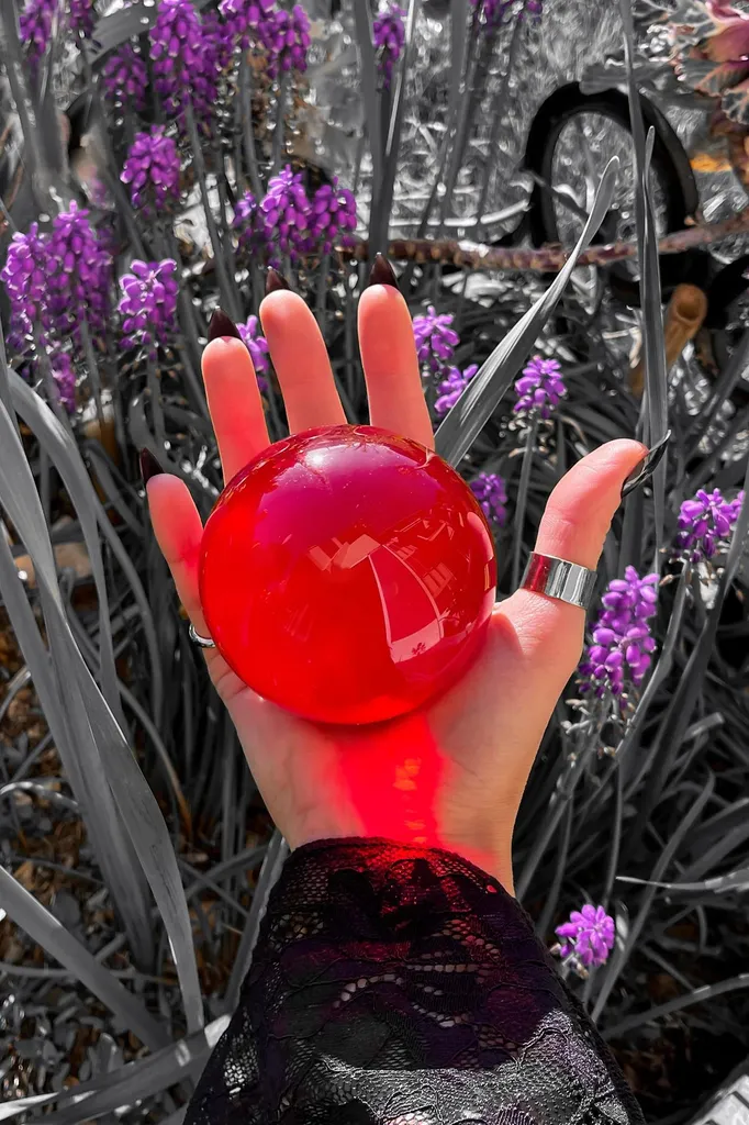 Boule de cristal rouge 80mm - Brisez la monotonie de votre déco occult