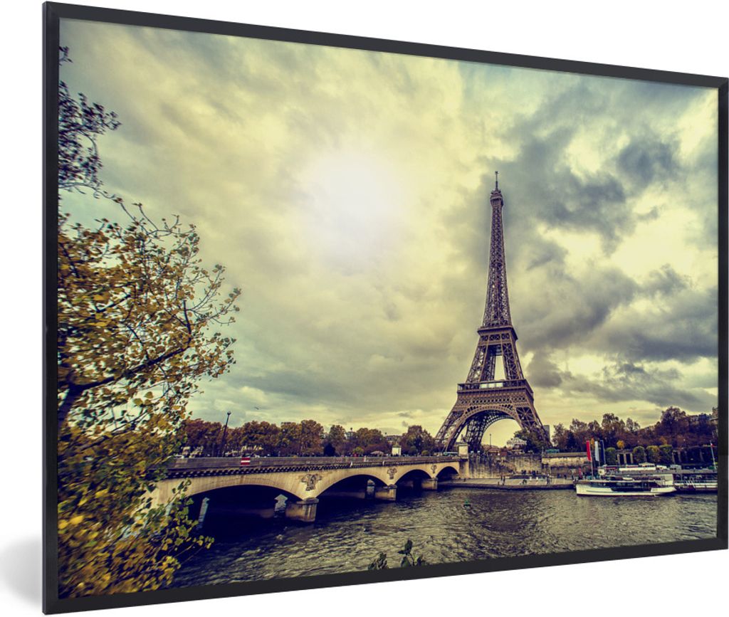 MuchoWow Gerahmtes Poster Blick vom Wasser aus auf den Eiffelturm und Paris 30x20 cm - Poster mit Schwarzem Bilderrahmen Wandposter Rahmen Foto B...