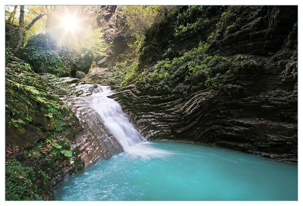 Wallario Küchenrückwand aus Glas, Größe: 90 x 60 cm, Motiv: Wasserfall in einen verborgenen See | Spritzschutz | abwischbar | pflegeleicht | in