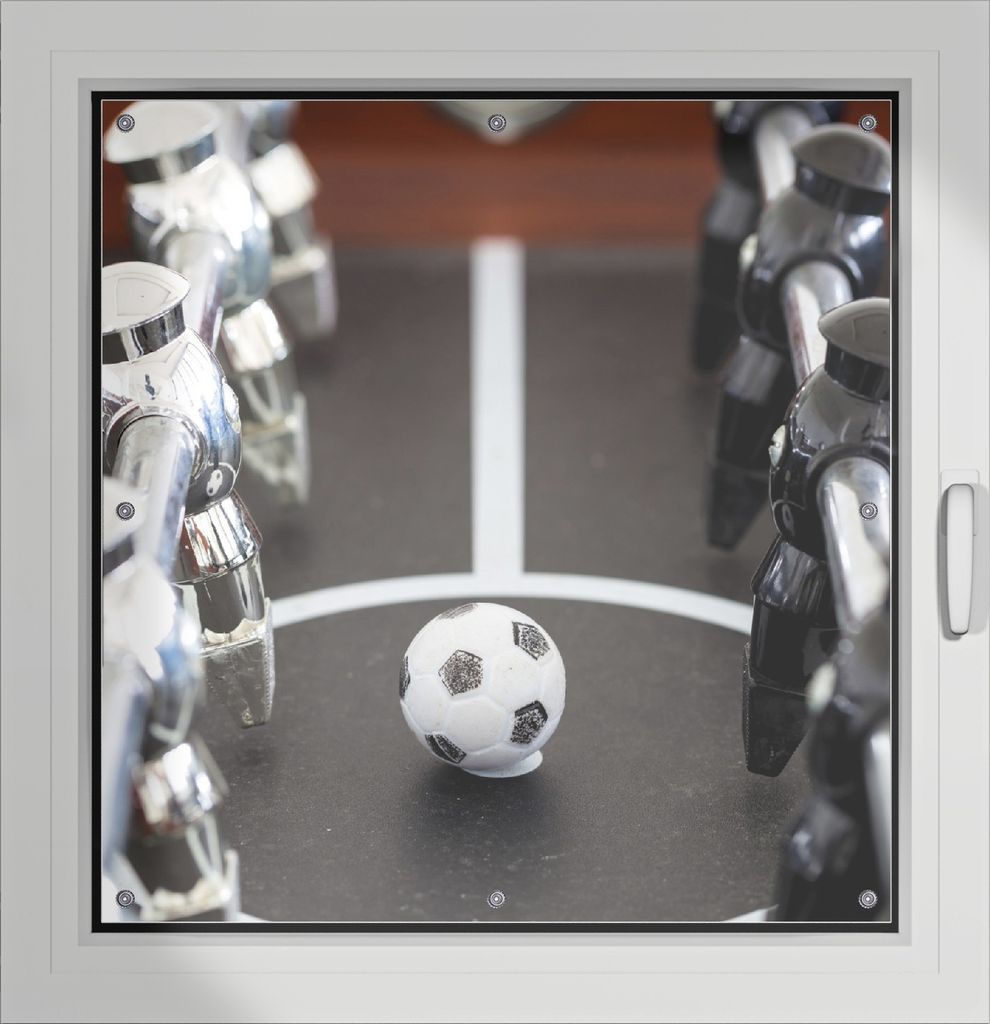 Wallario Lichtschutzbild, Dekorativer Sichtschutz Sonnenschutz 96 x 100 cm mit Motiv: Kicker-Tisch in Nahaufnahme - Ball in der Mitte - Verdunklung...