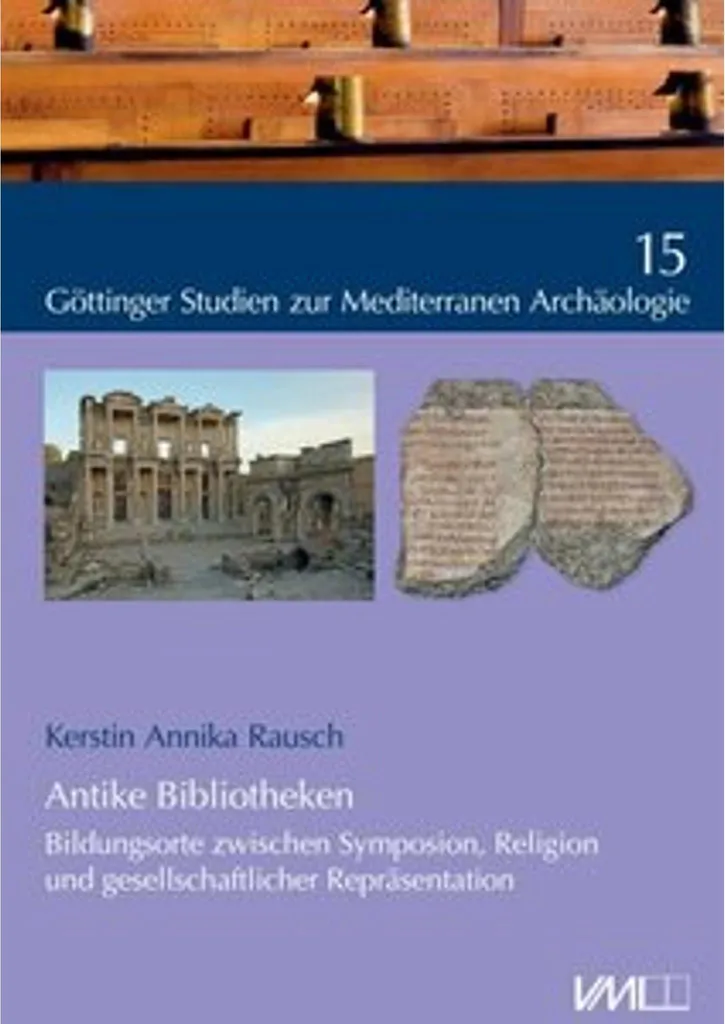 Bibliothèque antique sculptée à la main avec finitions artisanales