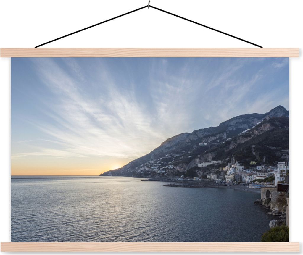 MuchoWow Textilposter Der Sonnenuntergang hinter den Bergen der Amalfiküste 120x80 cm mit holzfarbenen Rahmen - Aufhängeset