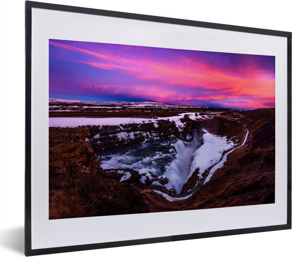 MuchoWow MuchoWow Gerahmtes Poster Violette Farben am Himmel über dem Gullfoss-Wasserfall in Island 40x30 cm - Poster mit zchwarzem Bilderrahm...