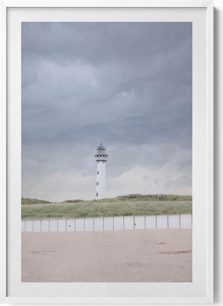 Einsamer Leuchtturm am Strand– Wandbild mit Rahmen – Gerahmtes Bild – Wanddekoration – 70x100 cm – Weiß Rahmen