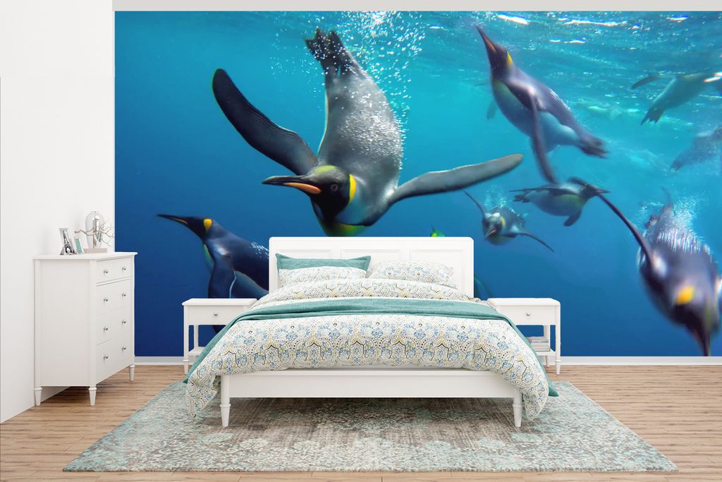 MuchoWow Fototapete für Wohnzimmer oder Schlafzimmer Wandtapete Vinyl Motivtapete Pinguine unter Wasser - 500x280 cm - Fototapeten