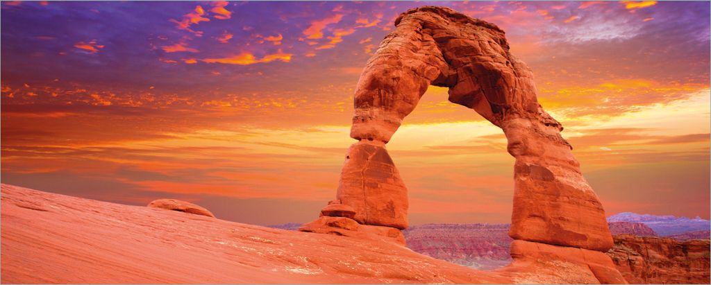 Wallario selbstklebendes Poster - Steinbogen vor einem farbenfrohen Himmel in lila-rot, Größe: 50 x 125 cm