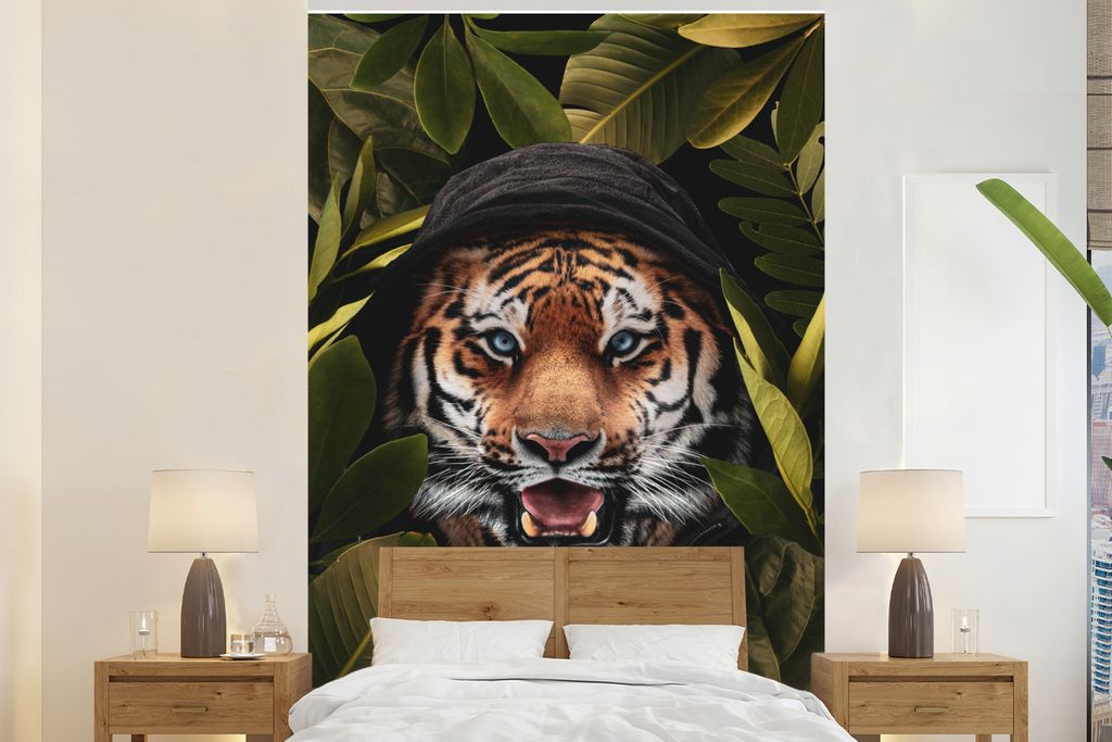 MuchoWow Fototapete für Wohnzimmer oder Schlafzimmer Wandtapete Vinyl Motivtapete Tiger - Blätter - Pflanzen - 155x240 cm - Tapete