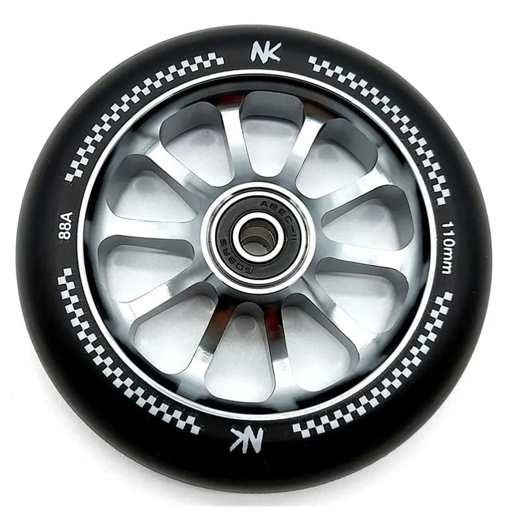 Roue freestyle 110mm Nokaic Racing argentée pour trottinette complète