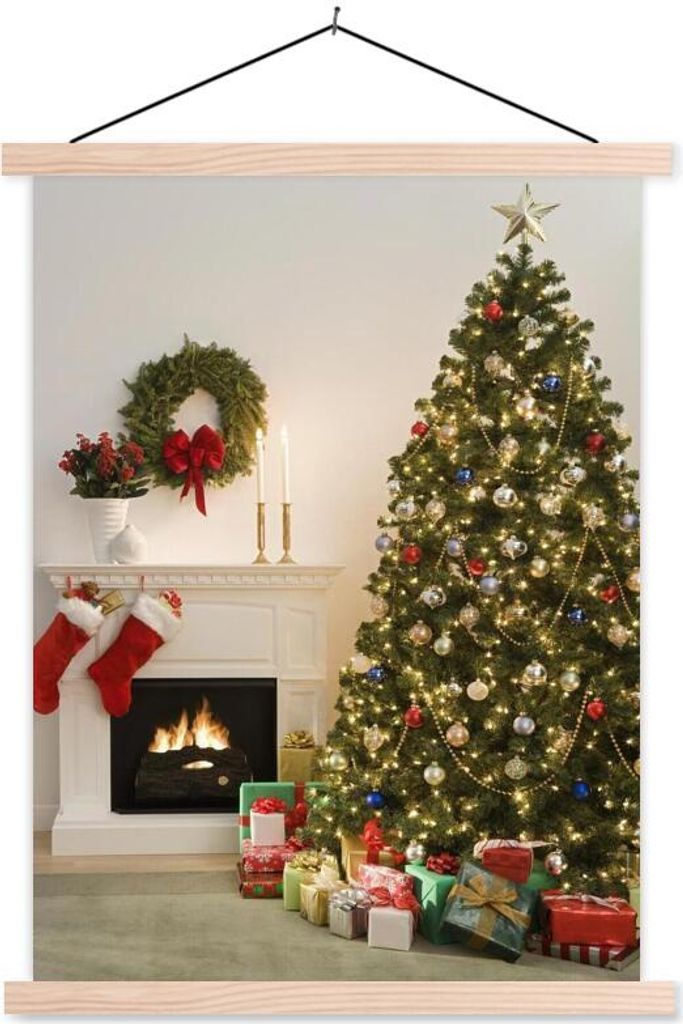 MuchoWow Textilposter Ein Weihnachtsbaum mit Geschenken neben einem Kamin 40x53 cm mit holzfarbenen Rahmen - Schlafzimmer