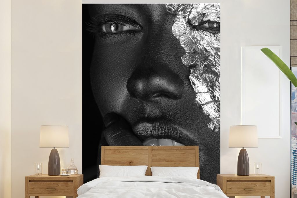 MuchoWow Fototapete für Wohnzimmer oder Schlafzimmer Wandtapete Vinyl Motivtapete Frau - Silber - Schwarz - 160x240 cm - Vinyltapete