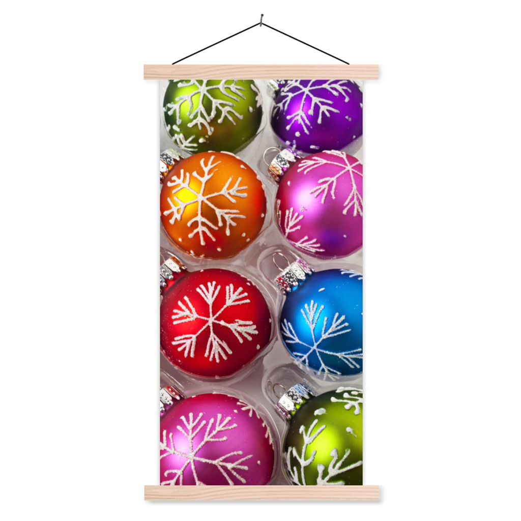 MuchoWow Textilposter Eine Schachtel mit Weihnachtsschmuck 40x80 cm mit holzfarbenen Rahmen - Wohnzimmer