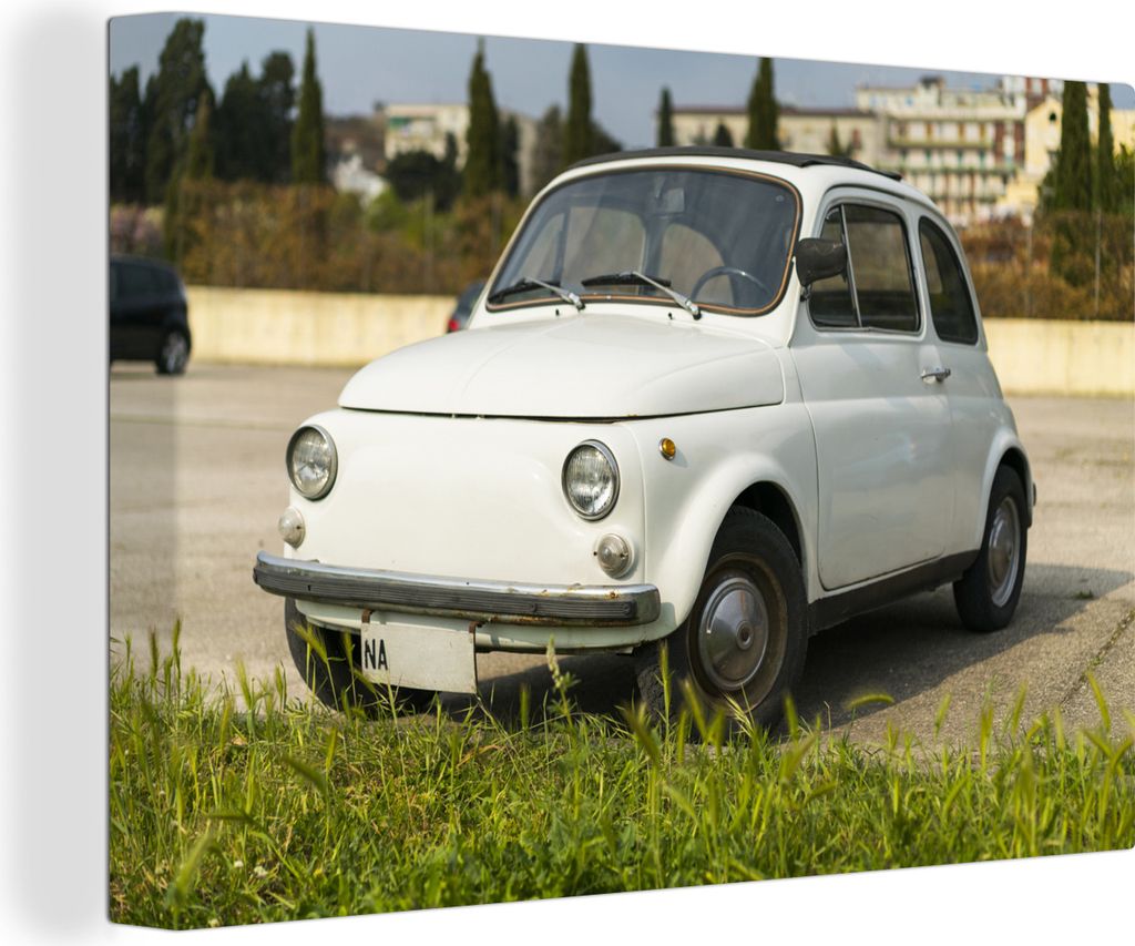 OneMillionCanvasses - Leinwandbilder - 140x90 cm, Kleiner weißer Fiat 500, Wandbilder Kunstdruck Wanddekoration