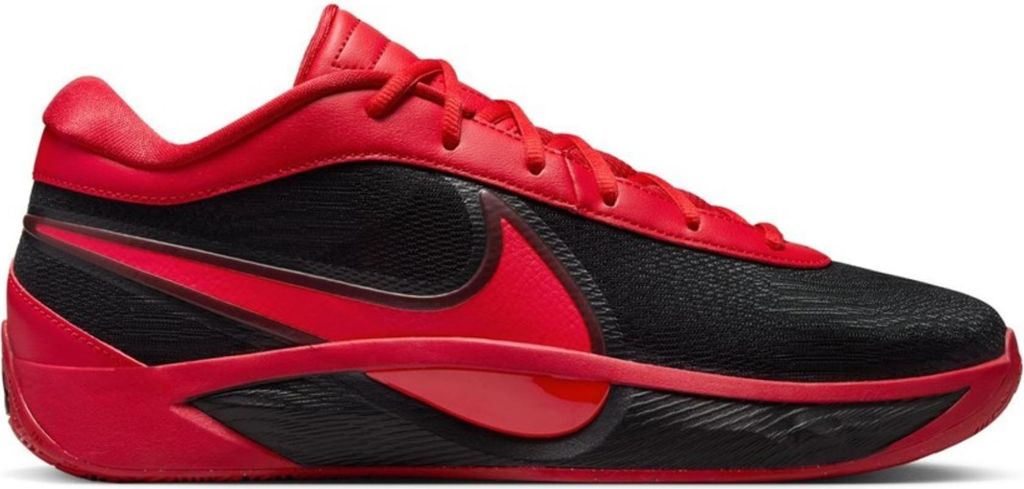 Nike Giannis Freak 6 Herrenschuhe, Schwarz/University Red („Bred“), Größe 45