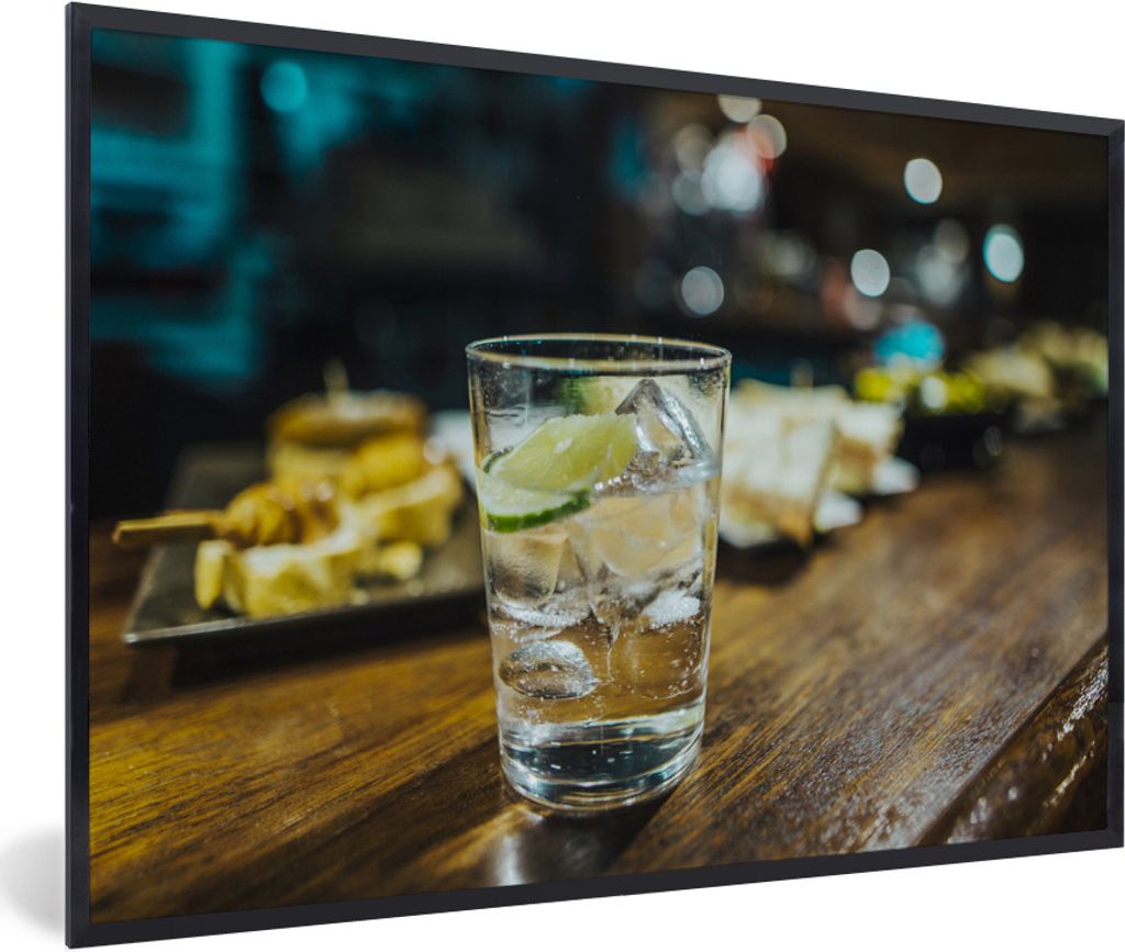 MuchoWow Gerahmtes Poster Ein Gin-Tonic-Glas auf einer Holzbar 90x60 cm - Poster mit Schwarzem Bilderrahmen Wandposter Rahmen Foto Bilder - Fotor...