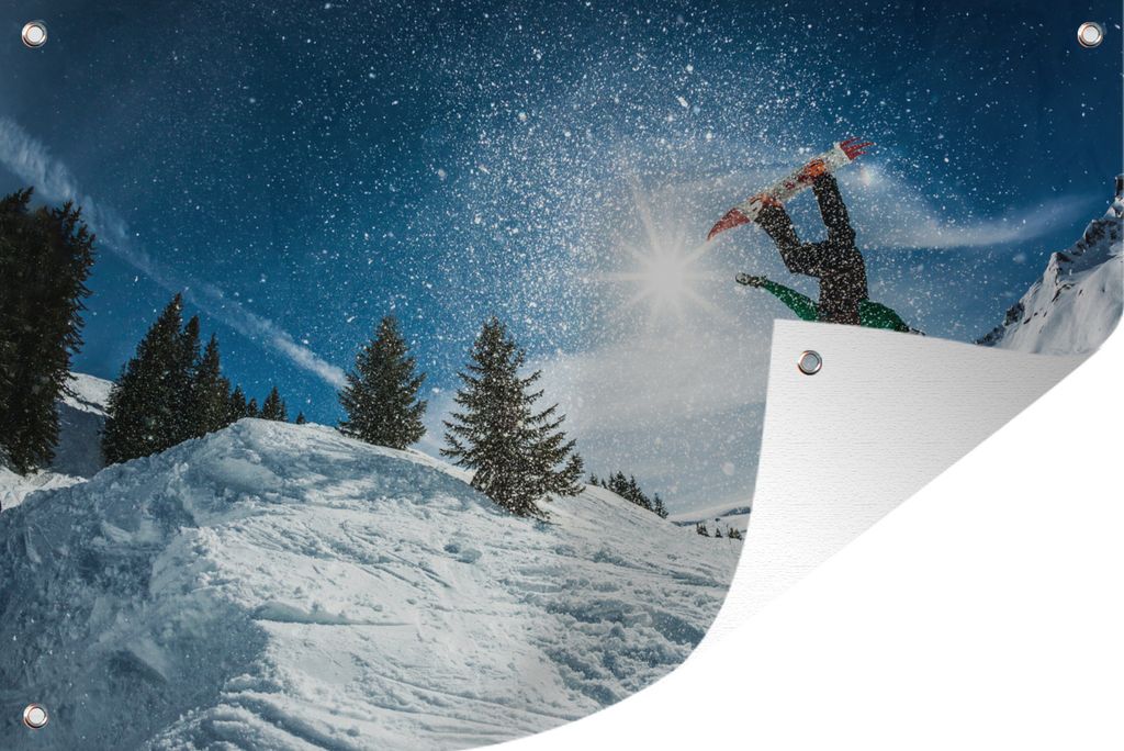 MuchoWow 90x60 cm Outdoor-Poster Gartendeko Sichtschutz Garten Poster für den Garten Ein Snowboarder macht einen Rückwärtssalto an einem sonn...