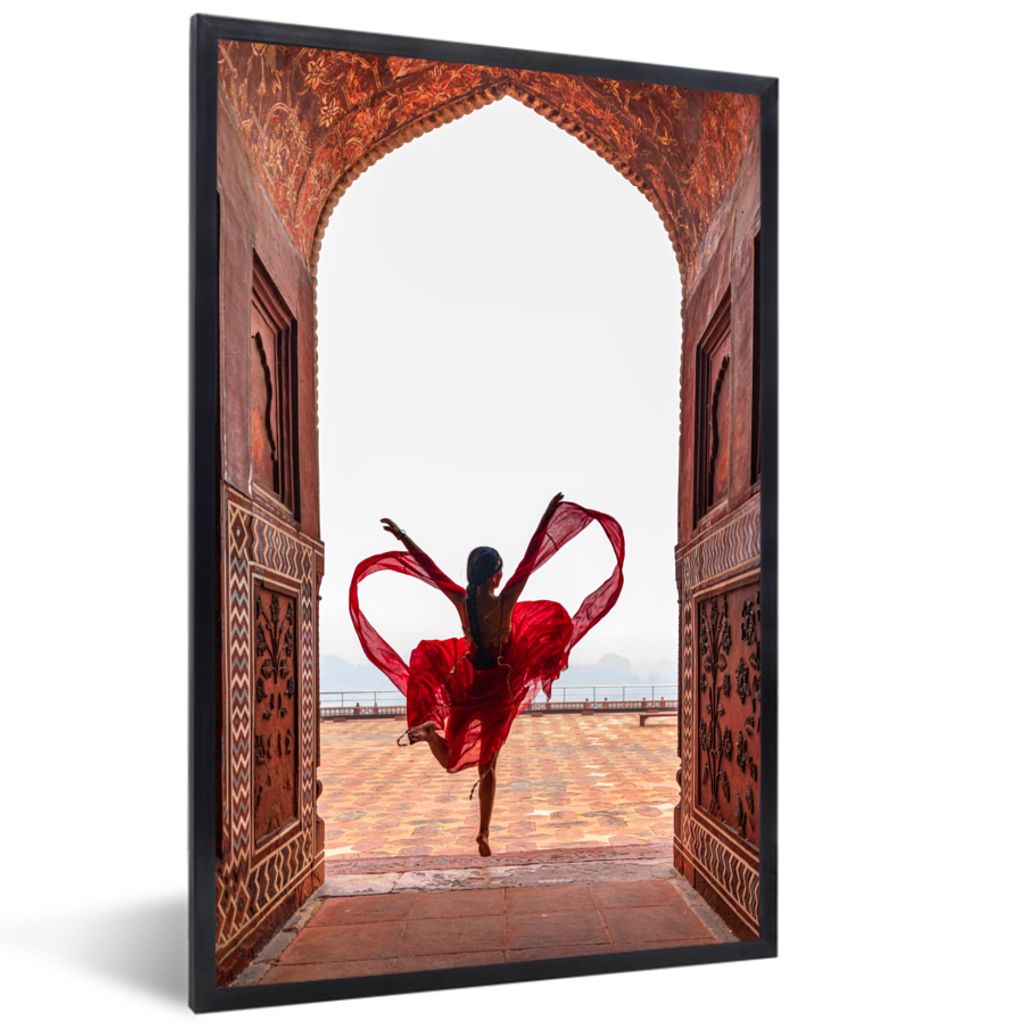 MuchoWow Gerahmtes Poster Taj Mahal - Tanzen - Frau - Rot 60x90 cm - Poster mit Schwarzem Bilderrahmen Wandposter Rahmen Foto Bilder - Kunst