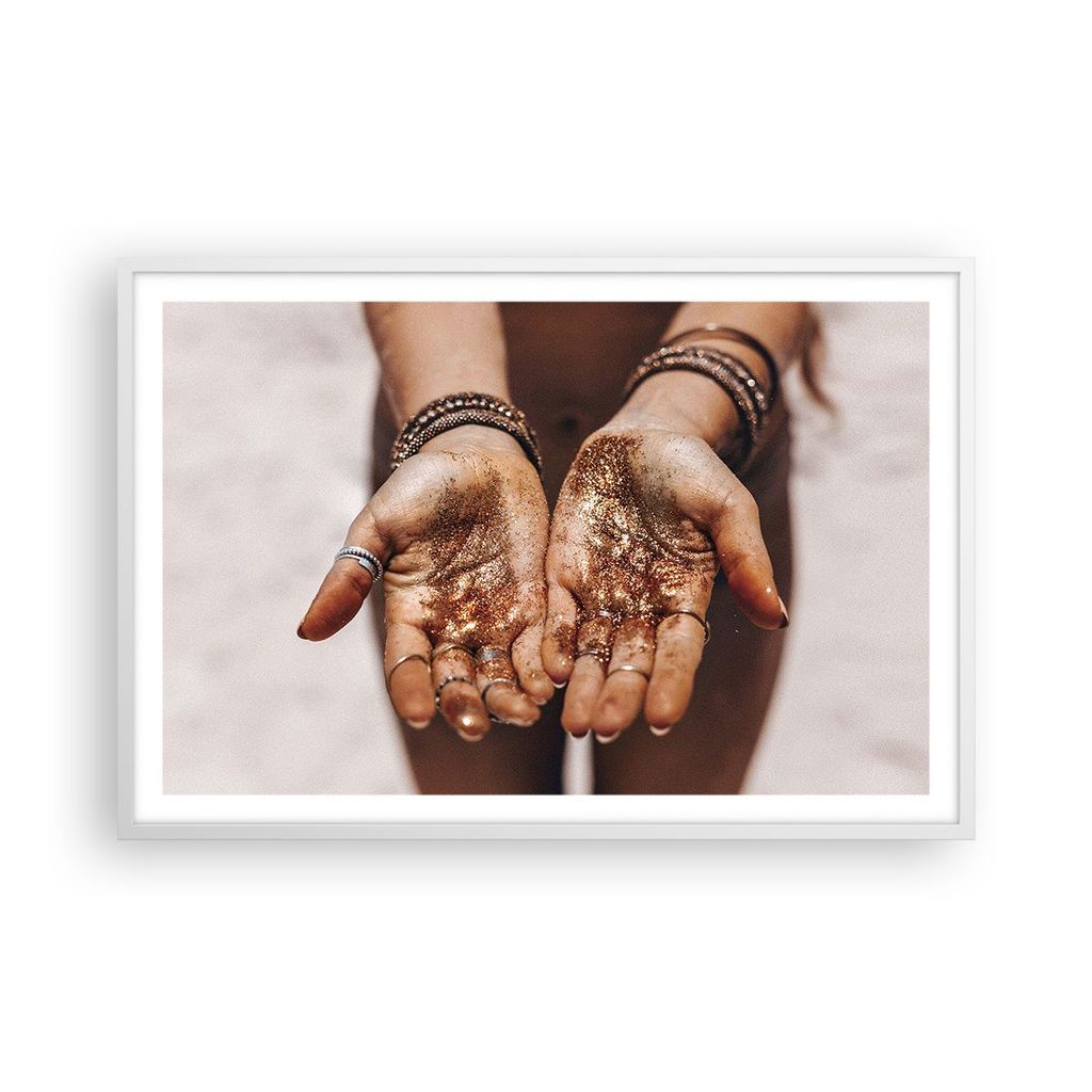Gerahmtes Poster - Weißer Rahmen - Hände Strand Gold - 91,5x61 cm - Wand Bild - Wanddeko - Wandbilder - Kunstposter - Wandposter - Bilderrahmen -...