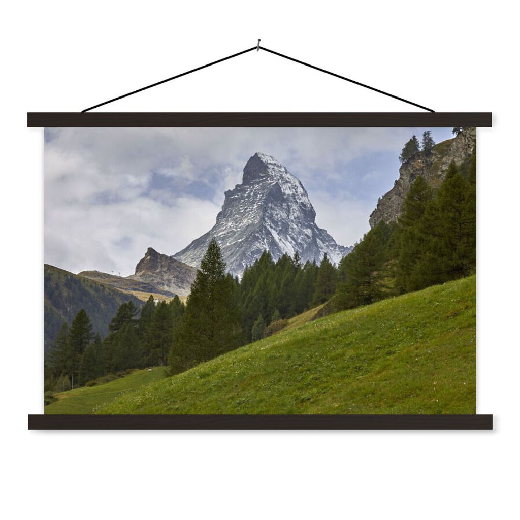 MuchoWow Textilposter Das Schweizer Matterhorn hinter einem Tannenwald 60x40 cm mit schwarzem Rahmen - Hölzernes