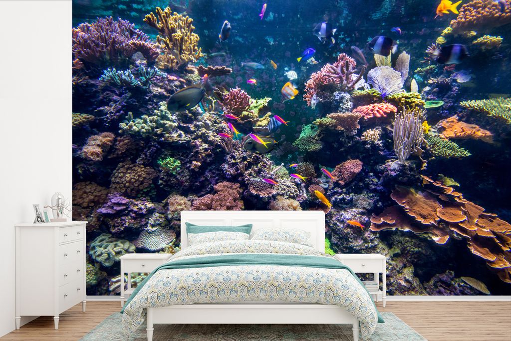 MuchoWow Fototapete für Wohnzimmer oder Schlafzimmer Wandtapete Vinyl Motivtapete Bunte Korallen in klarem Wasser - 450x300 cm - Gemusterte