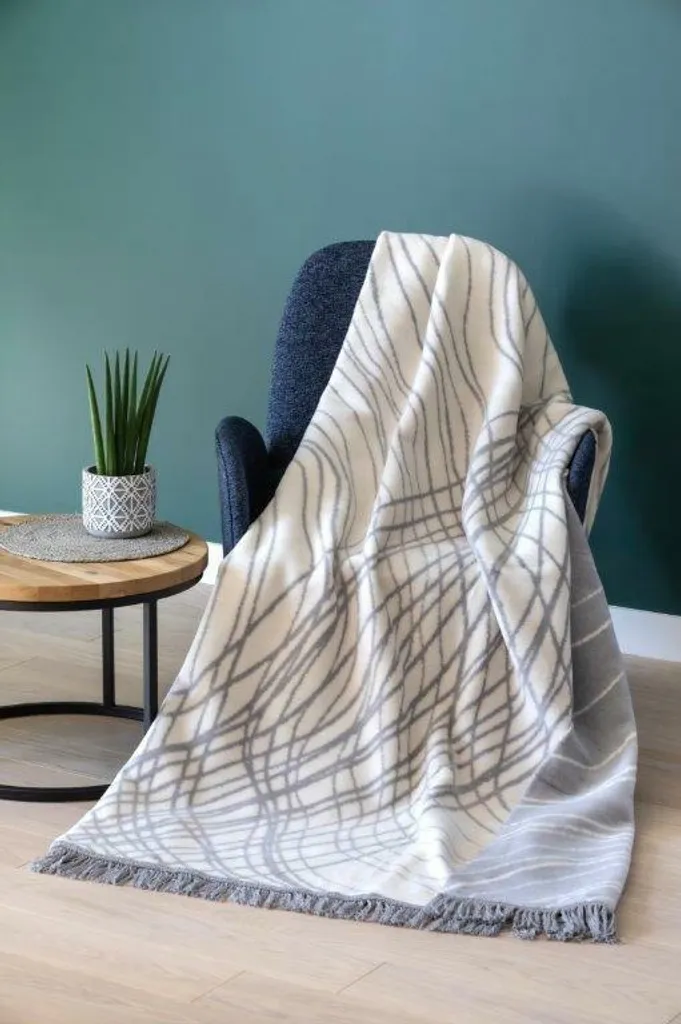 Couverture douce Coton Cloud 150x200 cm lignes grises et pompons chic
