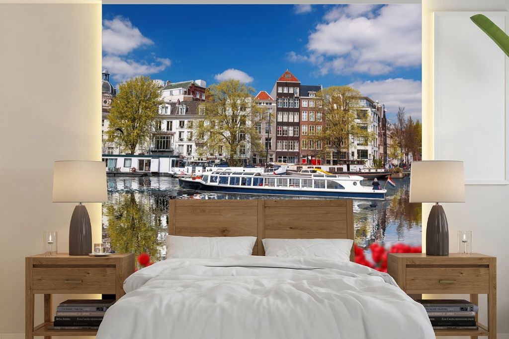 MuchoWow Fototapete für Wohnzimmer oder Schlafzimmer Wandtapete Vinyl Motivtapete Amsterdam - Boot - Blumen - 350x350 cm - Schlafzimmertapete