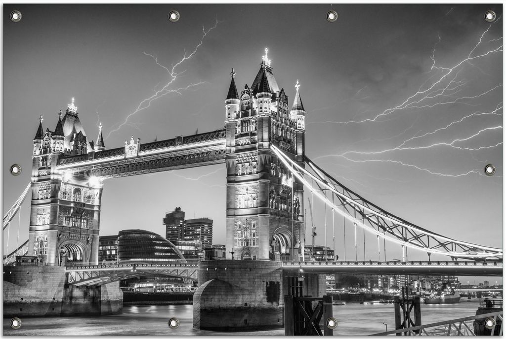 Wallario Outdoor-Poster für Garten oder Balkon, Motiv Tower Bridge bei Gewitter in schwarz-weiß, in ca. 80 x 120 cm