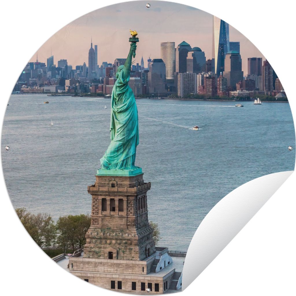 MuchoWow Gartenposter Outdoor-Poster Rund Freiheitsstatue mit der Skyline von New York Ø 60 cm Gartendeko Rundes Poster draußen