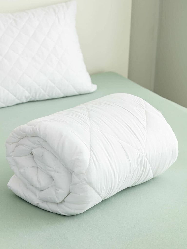 Bettdecke Ganzjahresdecke 195x215 cm weiß hypoallergen warm gesteppt Polyester