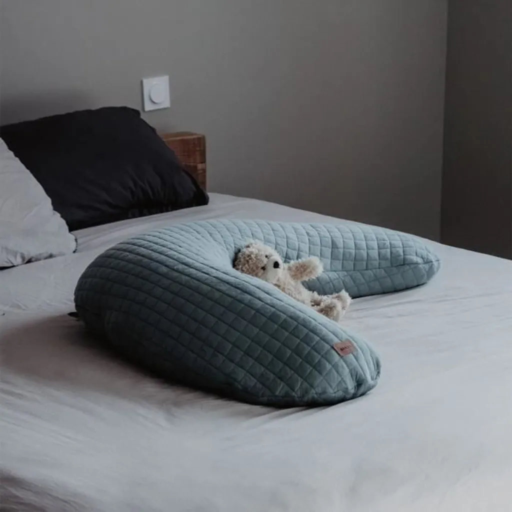 Coussin d'allaitement Béaba vert : l'accessoire indispensable de maternité - 4