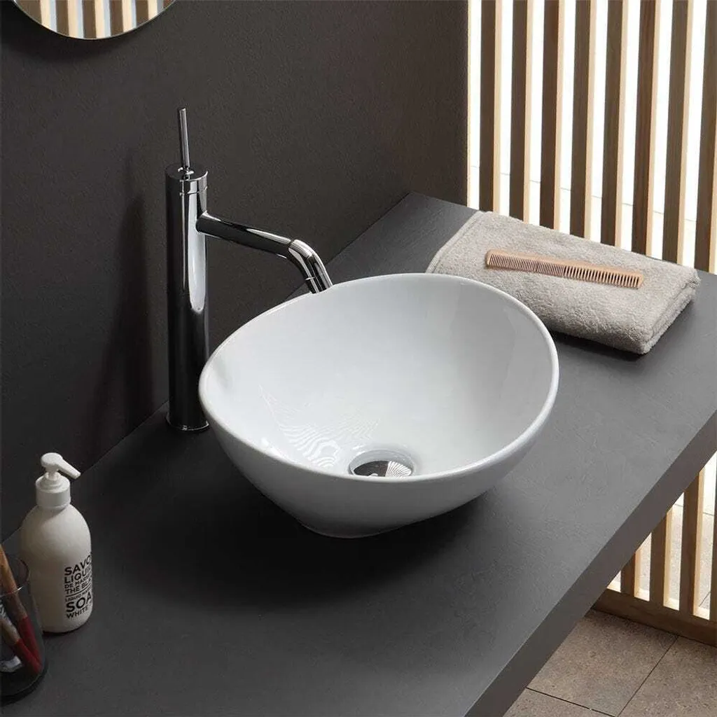Lavabo Ovale Vetroceramica d'Appoggio: Eleganza per Rubinetteria a Muro