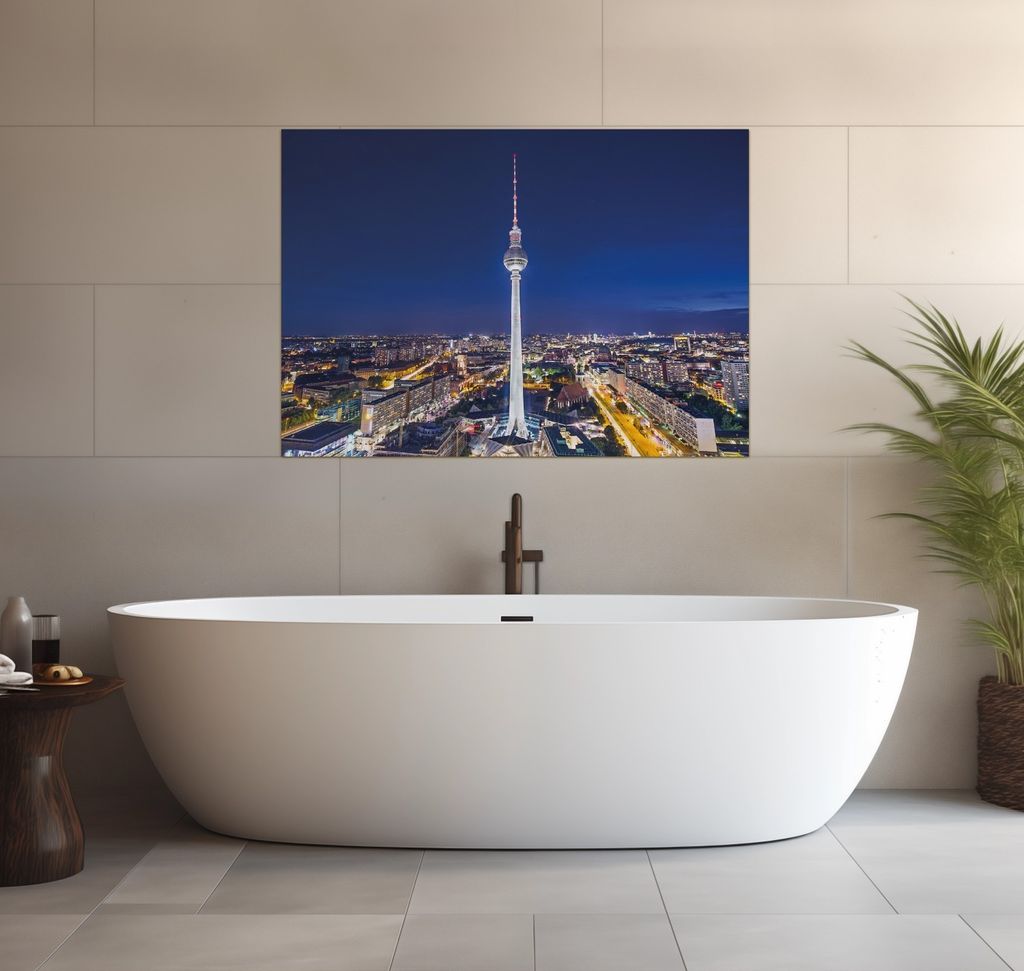 Wallario wasserfestes Poster selbstklebend 70 x 100 cm, Fernsehturm Berlin bei Nacht, Badezimmerposter Spritzschutz mit Hochglanzoberfläche in Gla...