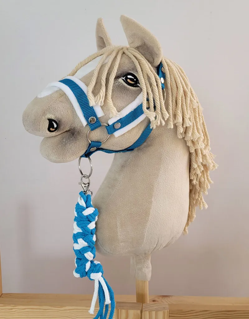 Hobby Horse A3 turquoise fait main avec licou et fourrure blanche très douce