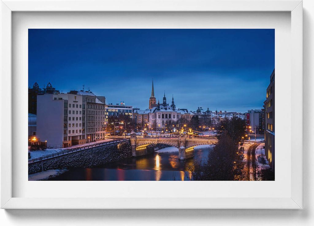 Panorama Pilsen Tschechische Republik– Wandbild mit Rahmen – Gerahmtes Bild – Wanddekoration – 60x40 cm – Schwarz Rahmen