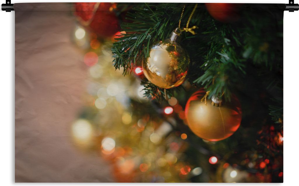 MuchoWow Wandteppich Wandbehang Die glänzenden roten und goldenen Kugeln an einem Zweig eines Weihnachtsbaums 60x40 cm Tapisserie Dekoration Wan...