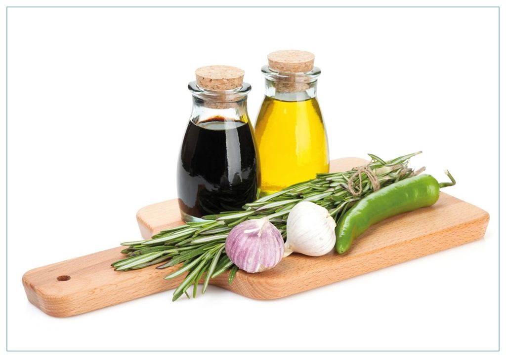 Wallario Premium Glasbild, freischwebende Optik, kräftige Farben, Größe 100 x 70 cm Motiv Gewürze, Kräuter und Öle auf einem Holz-Schneidebrett