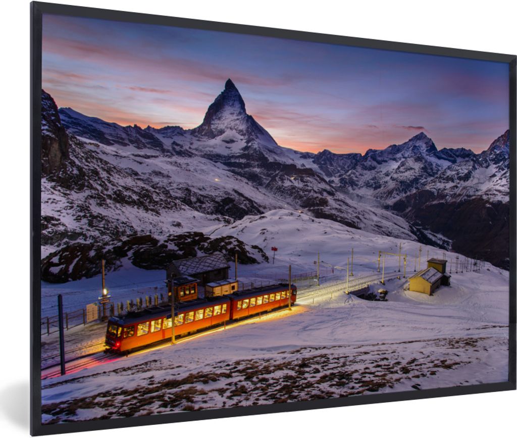 MuchoWow Gerahmtes Poster Ein beleuchteter Zug in den Bergen 30x20 cm - Poster mit Schwarzem Bilderrahmen Wandposter Rahmen Foto Bilder - Kunstdr...