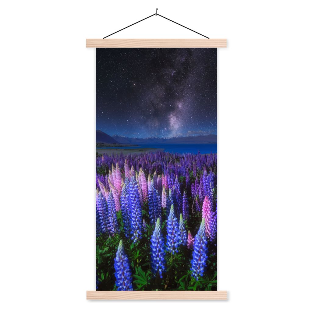 MuchoWow Textilposter Blumen - Nacht - Lupine - Sternenhimmel - Lila - Natur 40x80 cm mit holzfarbenen Rahmen - Wohnzimmer