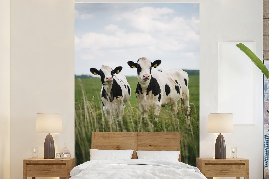 MuchoWow Fototapete für Wohnzimmer oder Schlafzimmer Wandtapete Vinyl Motivtapete Kühe - Tiere - Wolke - Gras - 145x220 cm - Wanddekoration
