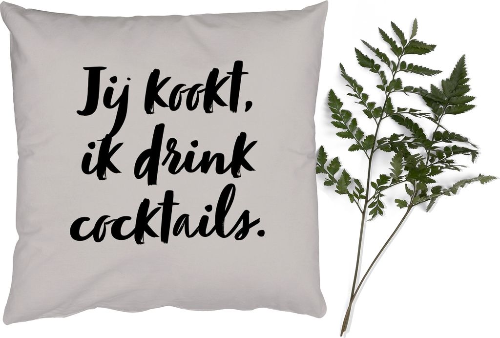 MuchoWow Zierkissen Sofakissen Wohnzimmer Dekokissen 60x60 cm Taupe - Zitat - Du kochst, ich trinke Cocktails - Sitzfläche - Foto Polster