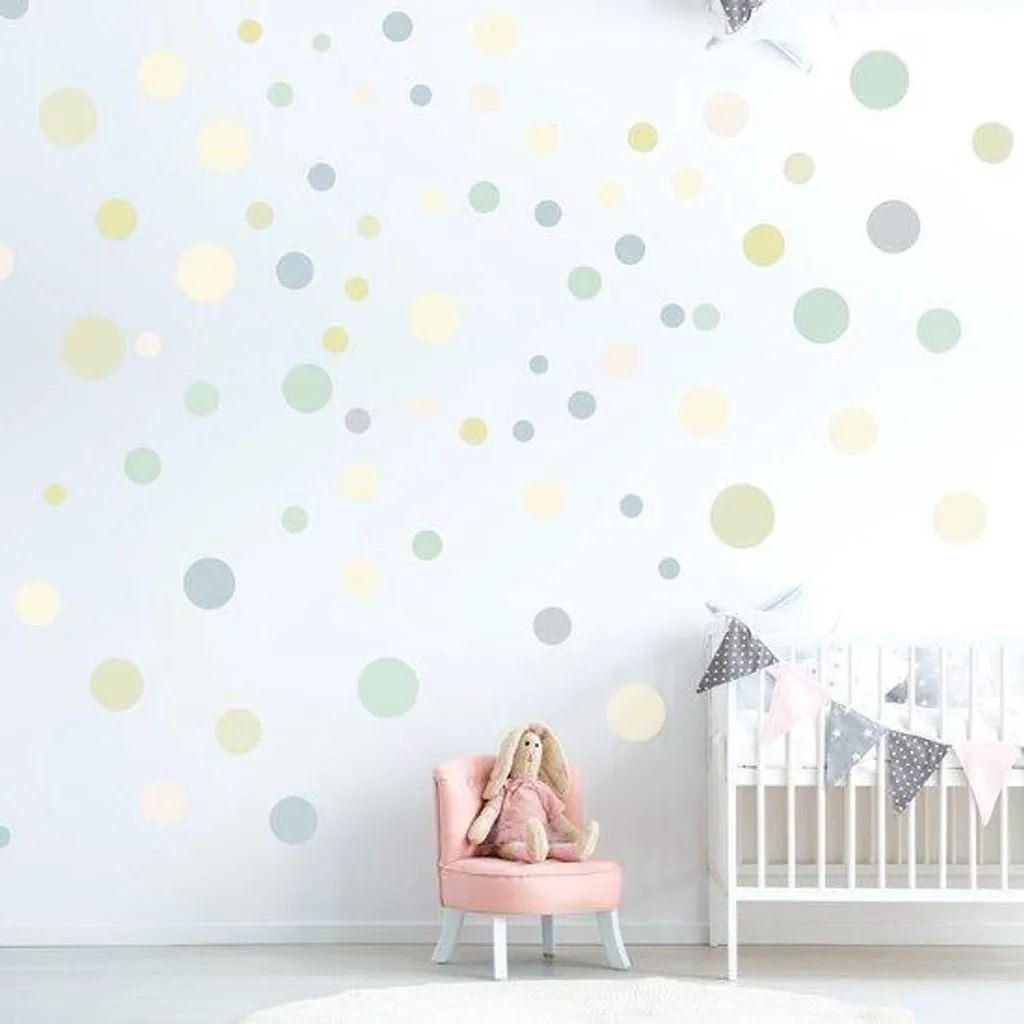 Décorer une chambre d'enfant facilement avec des stickers cercles colorés
