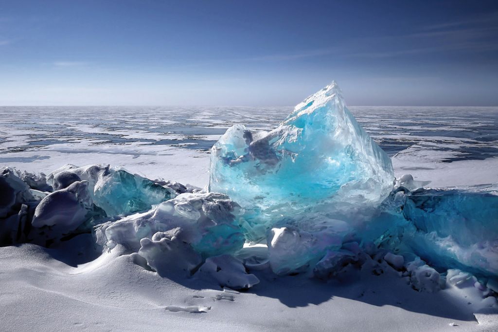 Winter Kunstdruck Bild - Türkisfarbener Eisstein Im Meer Aus Eis (120 x 180 cm)