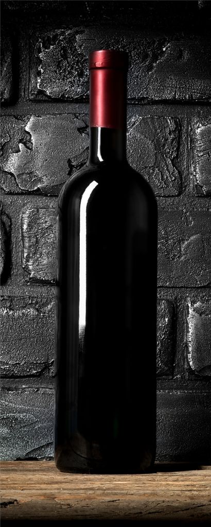 Wallario selbstklebendes Poster - Rotwein-Flasche am Abend, Größe: 80 x 200 cm