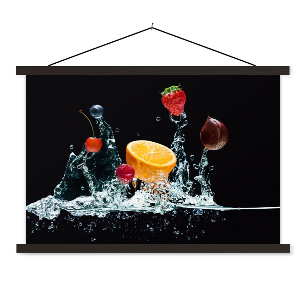 MuchoWow Textilposter Wasser - Obst - Orange - Erdbeere - Kirsche - Schwarz 90x60 cm mit schwarzem Rahmen - Aufhängungssatz