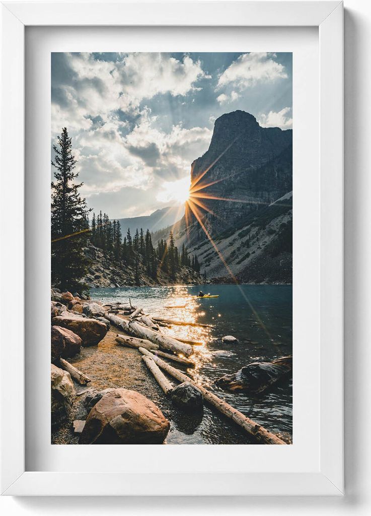 Berglandschaft im Licht der Sonne– Wandbild mit Rahmen – Gerahmtes Bild – Wanddekoration – 20x30 cm – Weiß