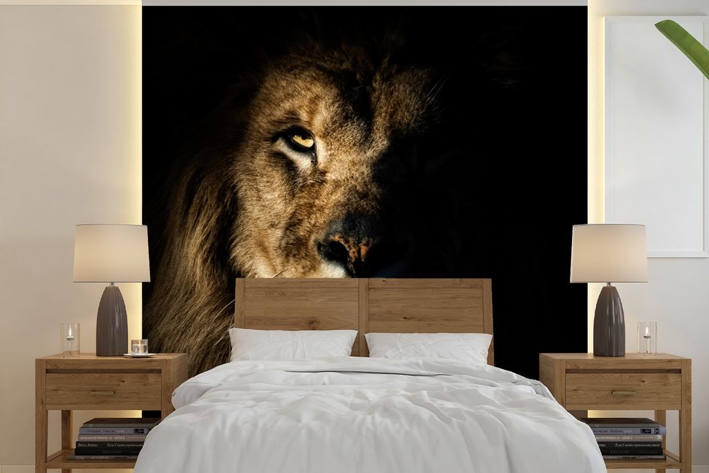MuchoWow Fototapete für Wohnzimmer oder Schlafzimmer Wandtapete Vinyl Motivtapete Löwe - Licht - Porträt - 220x220 cm - Tapeten