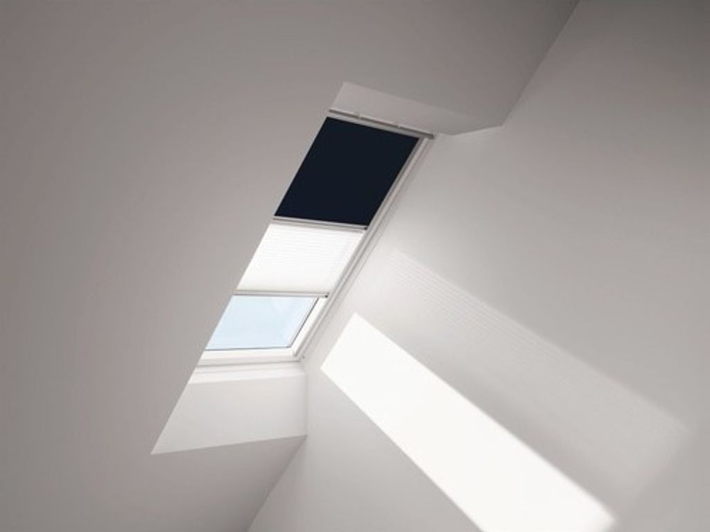VELUX Vorteils-Set Verdunkelungsrollo uni dunkelblau und Faltstore Plissee weiß manuell Rahmen aluminium DFD UK04 1100S
