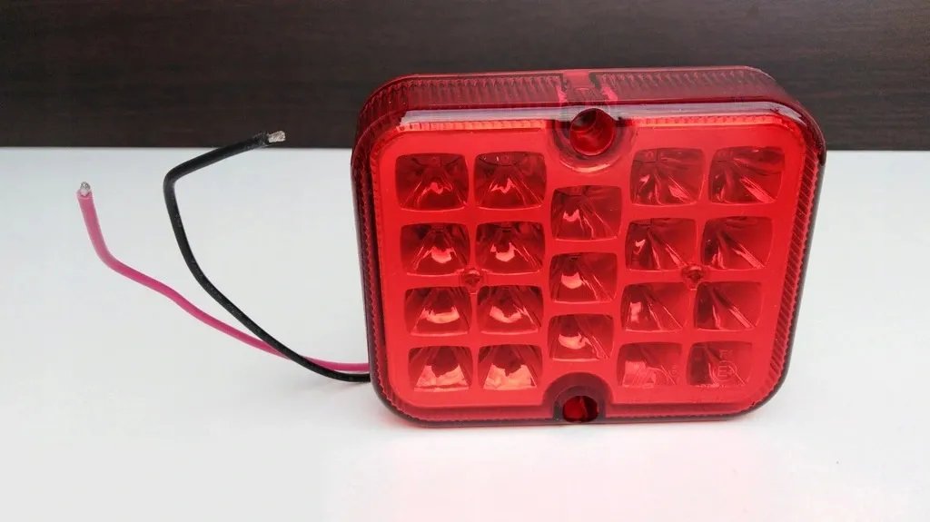 Feu de brouillard arrière à LED rouge 12V de forme carrée pour camions - 15
