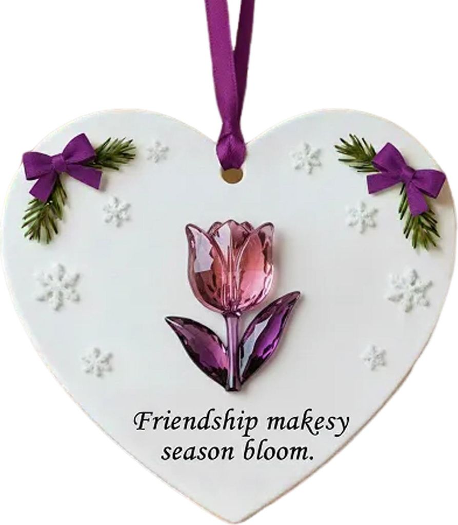 Herzliche Inspirationen: Weihnachtsbaumschmuck in Herzform mit Rentiermuschel, Libellenpfote, Feder und Tulpe.